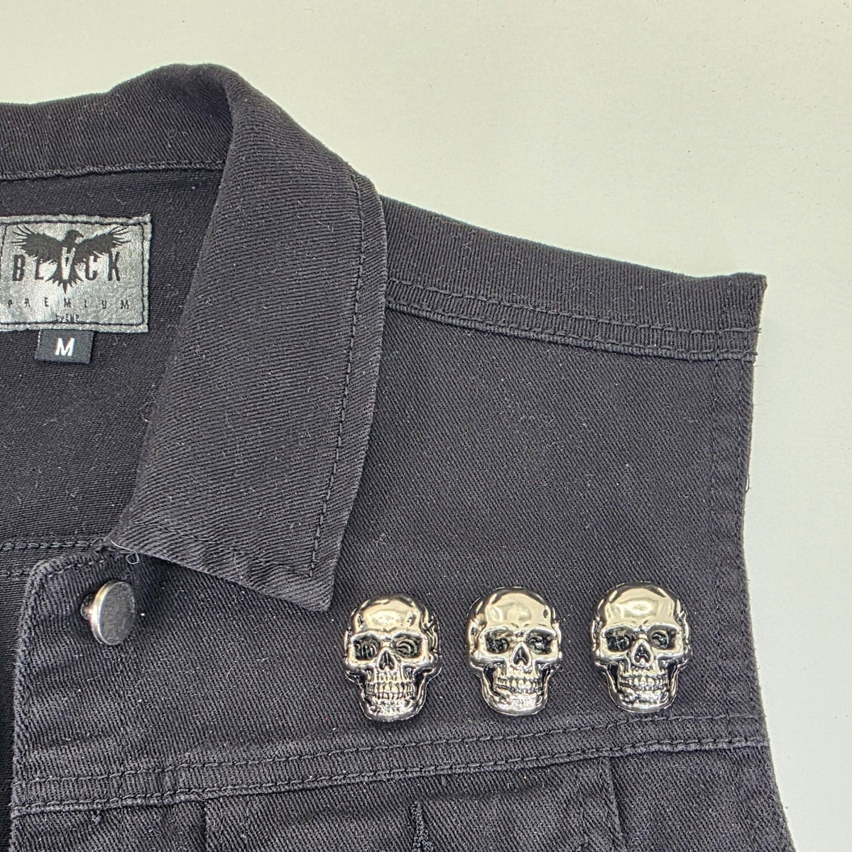 Tête de mort argentée brillante de 35x25 mm - fixation à vis - Metalvest