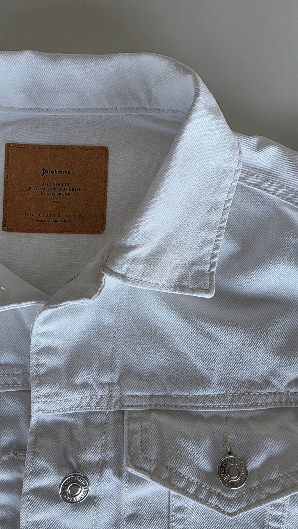 Veste à patchs blanche de marque Stradivarius - tailles S et M - Metalvest