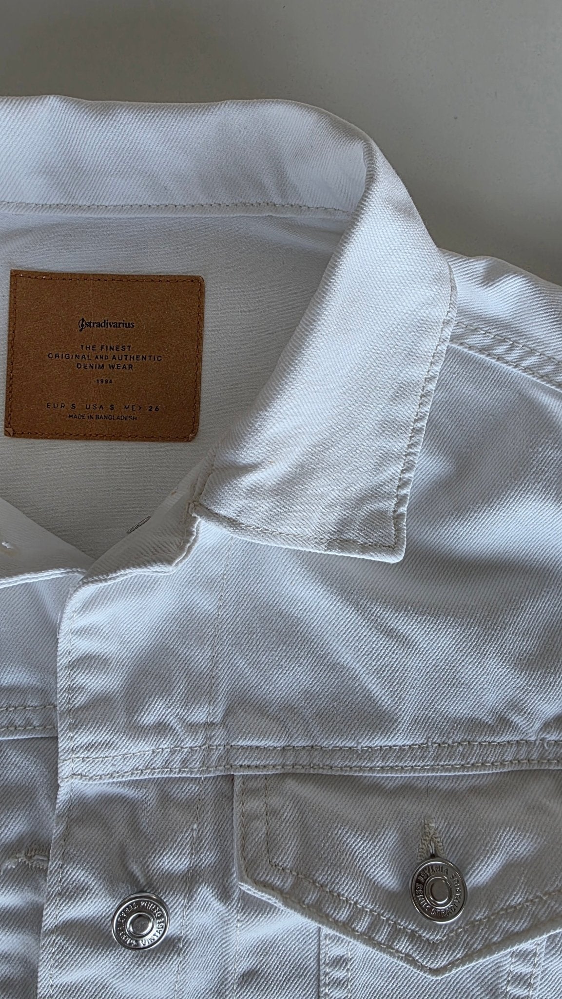 Veste à patchs blanche de marque Stradivarius - tailles S et M - Metalvest