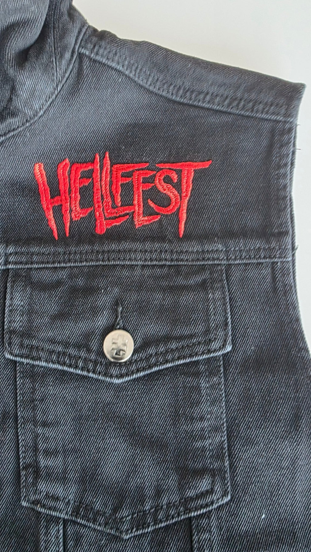 Veste à patchs customisée de marque Hellfest 2024 - tailles S à 2XL - Metalvest