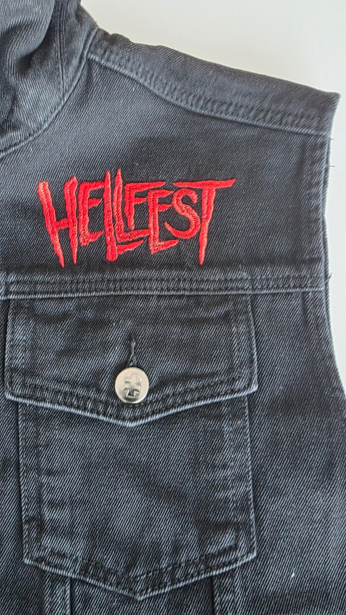 Veste à patchs customisée de marque Hellfest 2024 - tailles S à 2XL - Metalvest