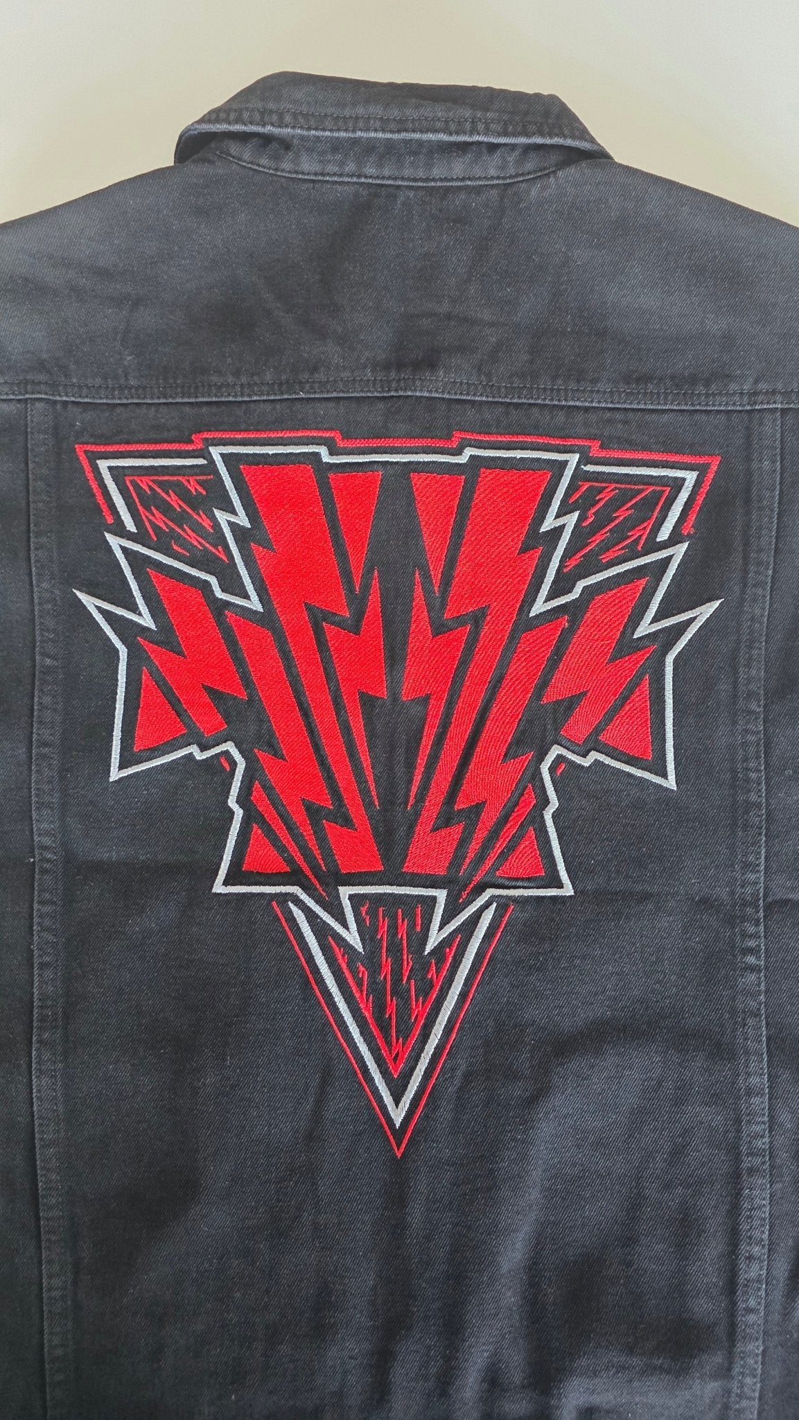 Veste à patchs customisée de marque Hellfest 2024 - tailles S à 2XL - Metalvest