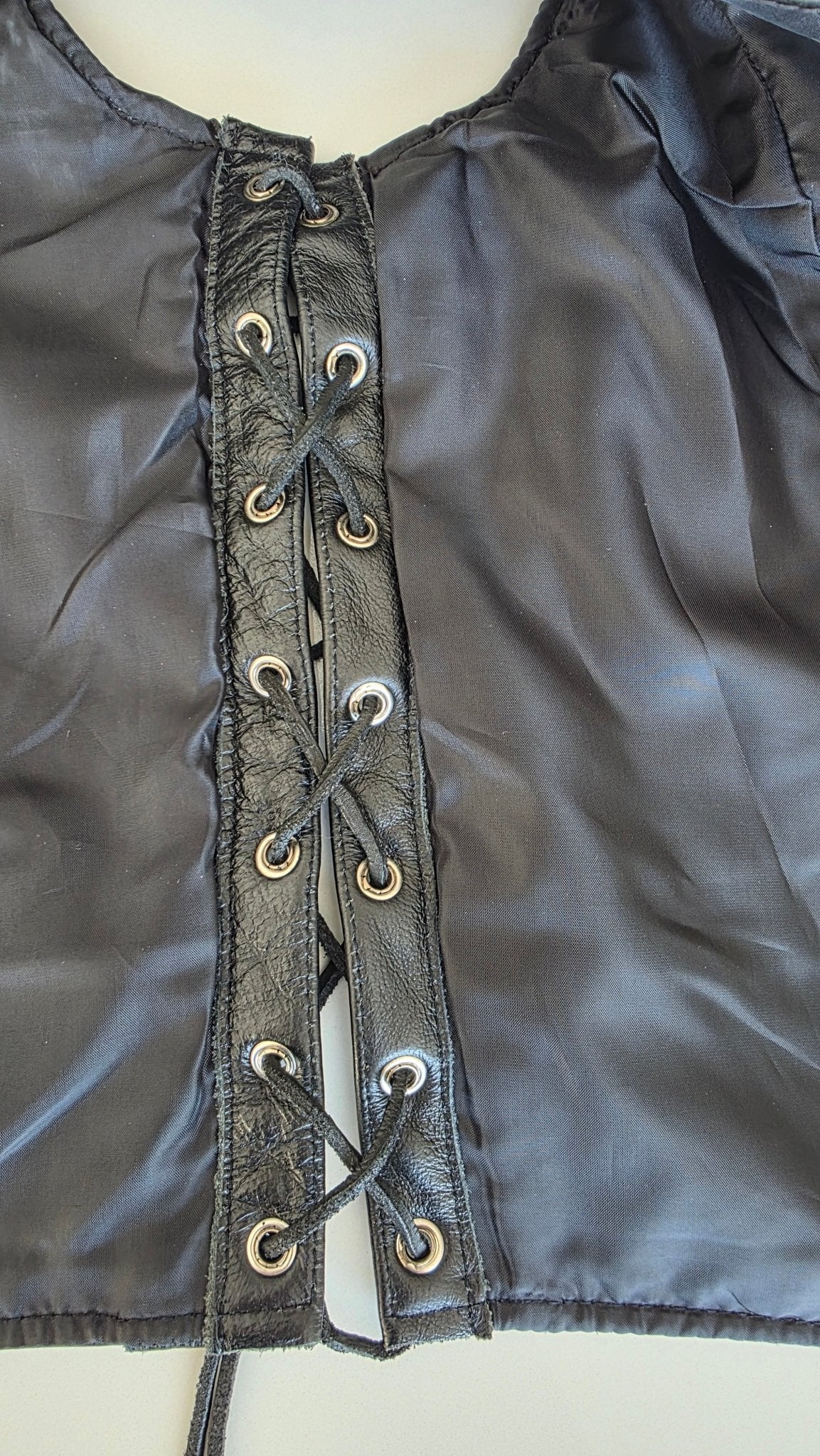 Veste à patchs en cuir noir de marque Leatherick - taille L - Metalvest