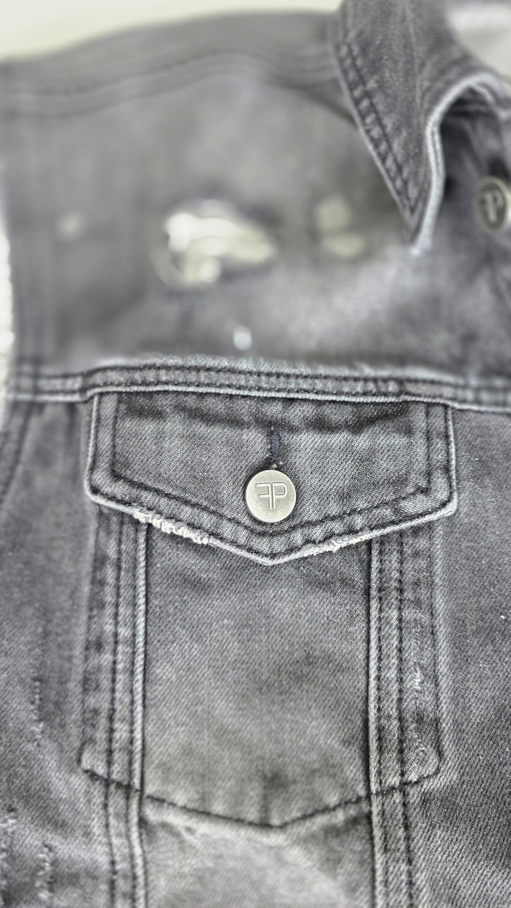 Veste à patchs grise "destroyed" (mais neuve !) de marque Forplay - tailles S à 2XL - Metalvest
