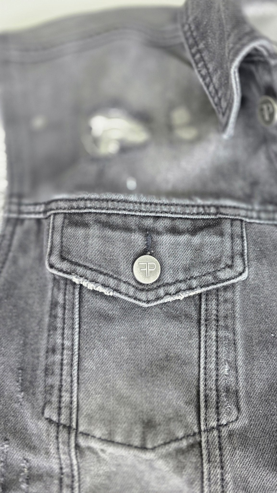 Veste à patchs grise "destroyed" (mais neuve !) de marque Forplay - tailles S à 2XL - Metalvest