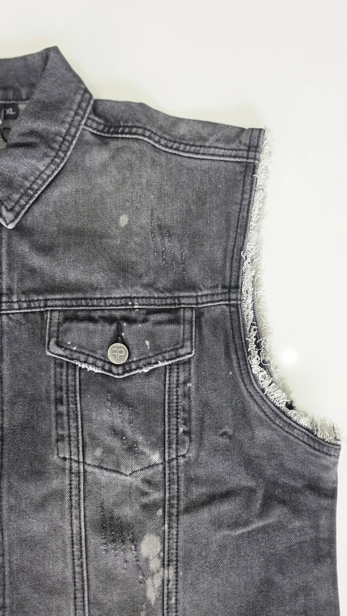 Veste à patchs grise "destroyed" (mais neuve !) de marque Forplay - tailles S à 2XL - Metalvest
