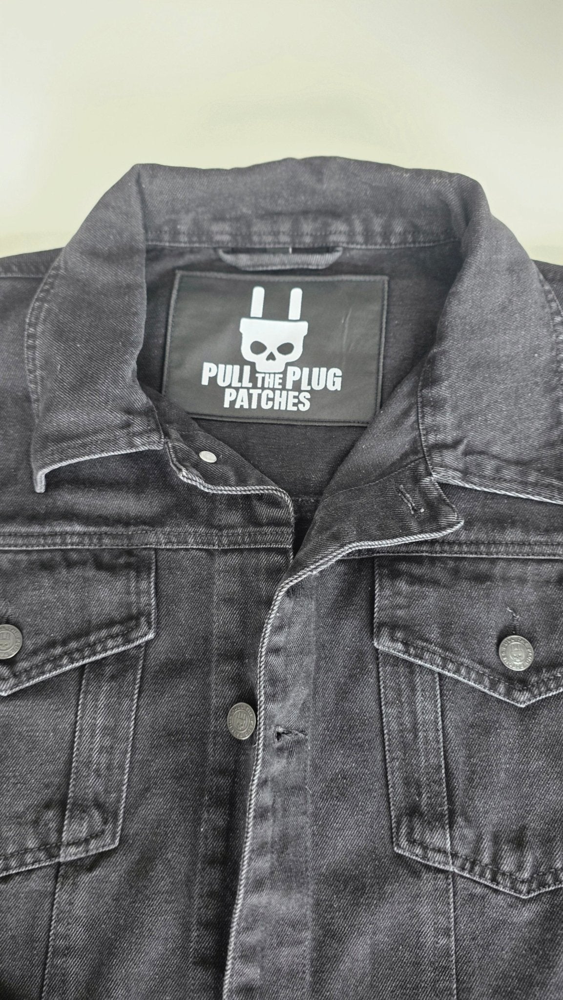 Veste à patchs noire de marque Pull The Plug - taille XL - Metalvest