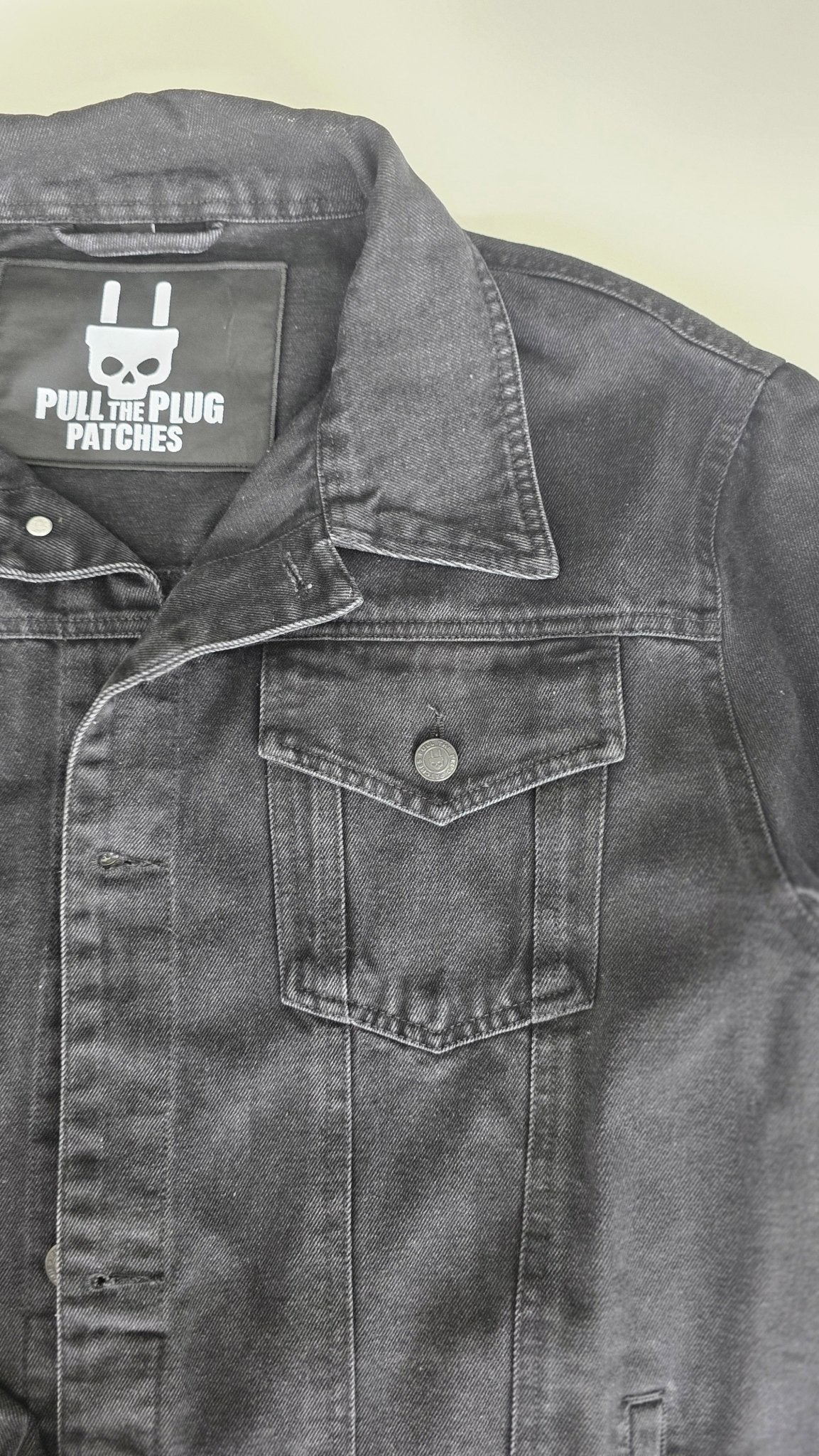 Veste à patchs noire de marque Pull The Plug - taille XL - Metalvest
