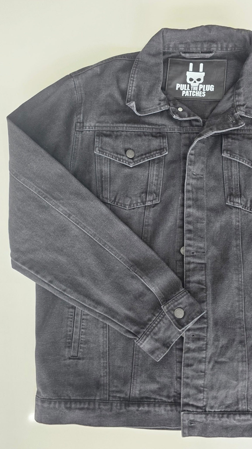 Veste à patchs noire de marque Pull The Plug - taille XL - Metalvest